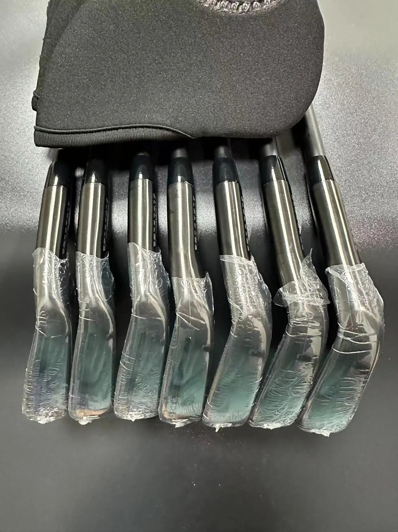 2024 New Brand Black Golf Irons Set P 790 456789p with Shaft and Grip P790 Golf Club Iron set 7pcs Head Cover Free Shipping
